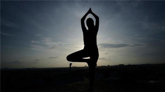Beim Frauensporttag wird auch Outdoor-Yoga angeboten.