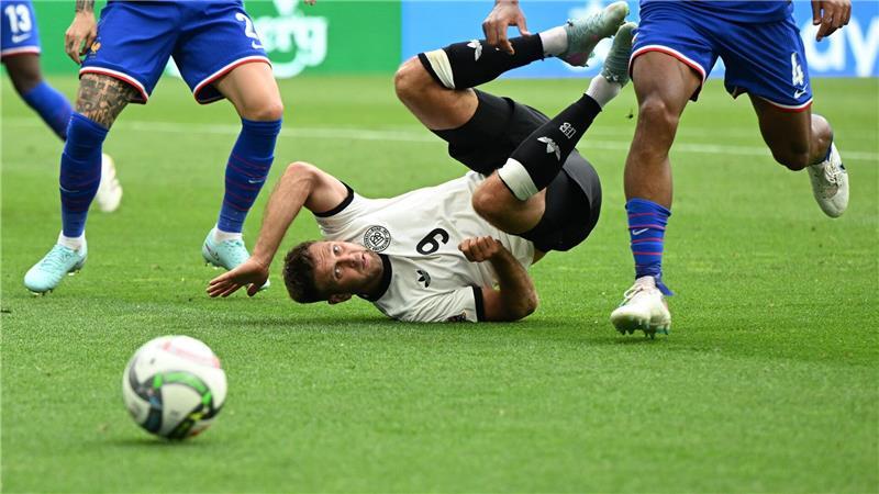 Beim Fußballspiel um Platz drei in der Nations League gegen Frankreich in der Stuttgart Arena schaut Deutschlands Niclas Füllkrug nur dem Ball nach. Die Deutschen verlieren das Spiel. 