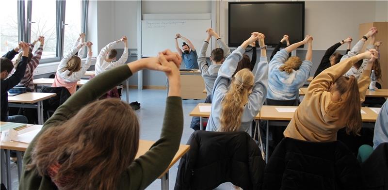 Psychische Belastung bei Jugendlichen: So bekämpfen Schulen den Corona-Blues Beim Gesundheitstag im Athenaeum in Stade zeigt Yoga-Lehrer Sven Schneider schulalltagstaugliche Atem-, Körper- und Meditationsübungen. Foto: Athenaeum