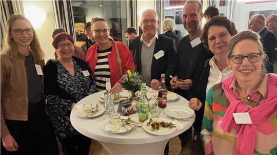 Beim Gewerbeforum pflegen die Teilnehmer Kontakte. Das Foto zeigt eine Gruppe Unternehmerinnen und Unternehmer um die Vorsitzende des Wirtschaftsvereins Buxtehude, Birte Christiansen (rechts), bei Gesprächen.