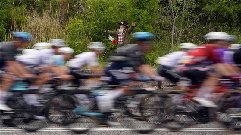 Beim Giro d’Italia fährt das Fahrerfeld an einem Fan vorbei.