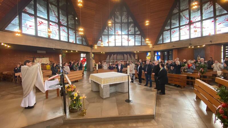Beim Gottesdienst in St. Mariä Himmelfahrt beten Gemeindemitglieder und Pfarrer um Gottes Segen für ihre Arbeit.