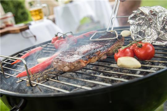 Beim Grillen gilt es einige Sicherheitsregeln zu beachten. Foto: Christin Klose/dpa-tmn