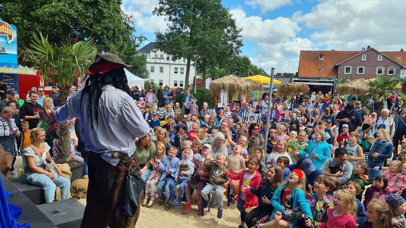 Jung und Alt beim Bühnenspektakel zum Hanse Ahoi am Buxtehuder Hafen