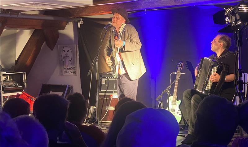 Beim Hanse Song Festival kann das Publikum Künstler - wie 2025 den bekannten Schauspieler und Musiker Robert Stadlober - hautnah erleben.