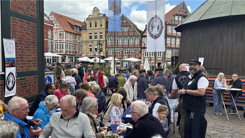 Stader Hansemahl der Brüderschaften: So gelingt das perfekte Spiegelei Beim Hansemahl servieren die Mitglieder von drei Stader Brüderschaften Labskaus für den guten Zweck.