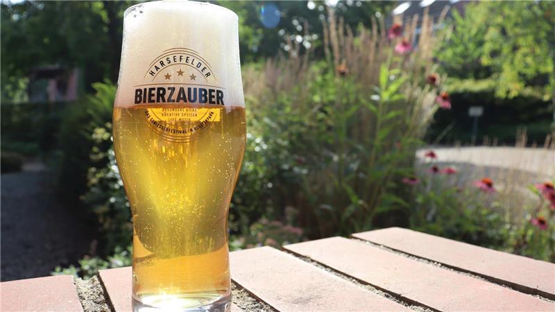 Bierzauber im Harsefelder Klosterpark: Das ist besonders in diesem Jahr Beim Harsefelder Bierzauber kommen neue Biergläser zum Einsatz.
