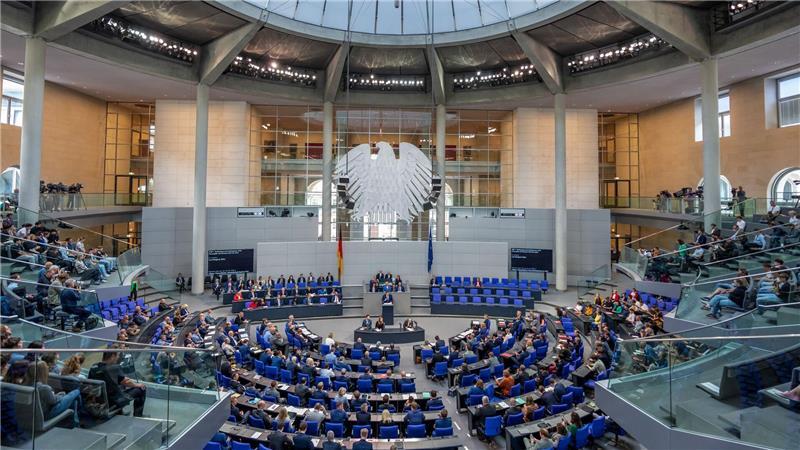 Klingbeil verspricht: Schlaglöcher weg, Bahn pünktlicher Beim Haushalt ist nun der Bundestag am Zug.