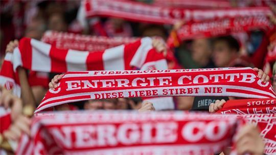 Beim Heimspiel gegen St. Pauli hatten Cottbus-Anhänger auch Hassplakate gezeigt.