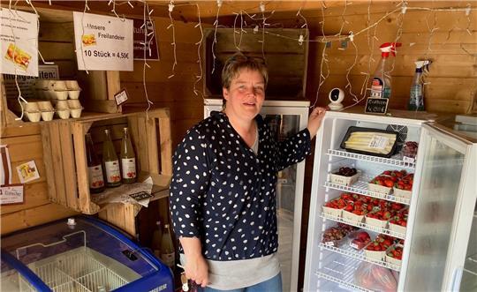 Beim Hof Peters in Blumenthal gibt es in der Holzhütte am Straßenrand sogar Eis. Wer eins möchte, muss aber klingeln, denn Yvonne Peters schließt die Eistruhe inzwischen ab.
