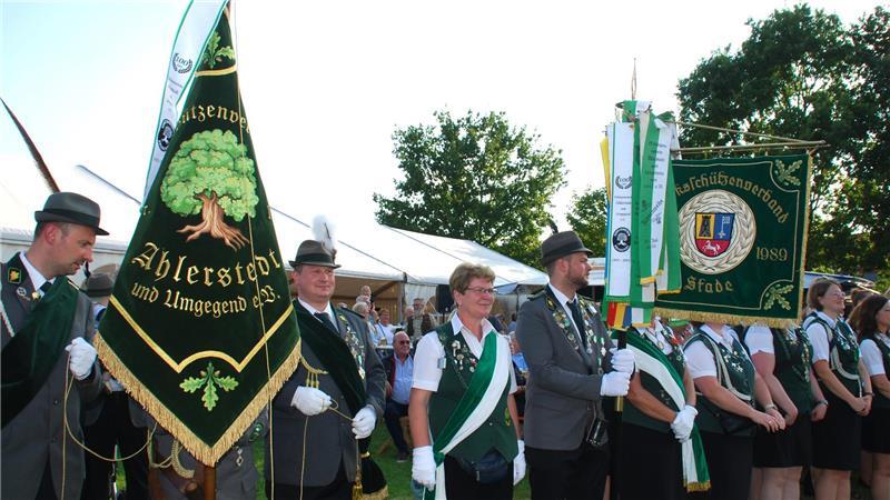 Beim Jubiläum geweiht: die neue Fahne des Ahlerstedter Schützenvereins.