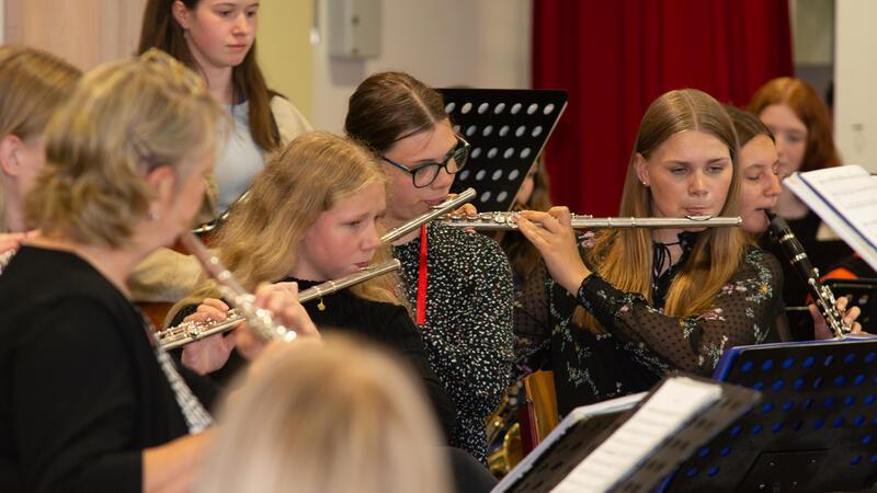 Beim Jubiläums-Sommerkonzert an der Querflöte: (v.l.) Claudia Markull, Ella (Jahrgang 7), Tessa (Jahrgang 10) und Greta (Jahrgang 8).
