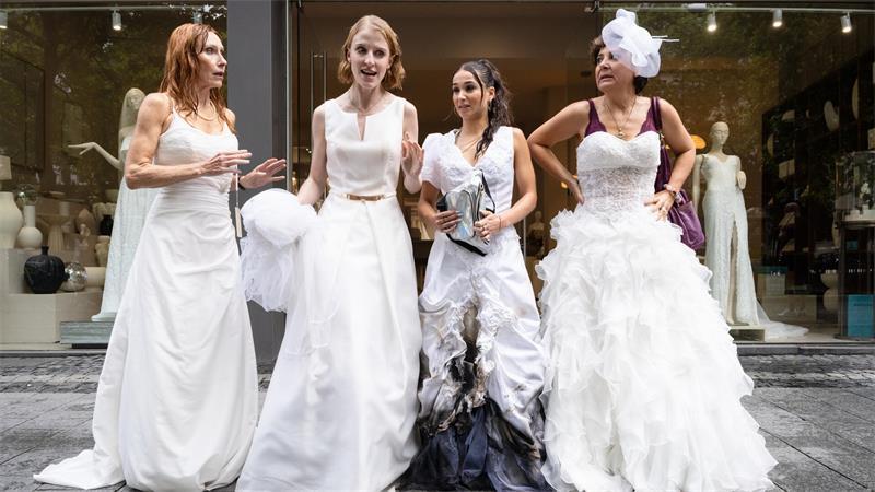 Beim Kauf des Brautkleids läuft einiges schief (von links): Mutter Monika (Andrea Sawatzki) mit Tochter Sandra (Klara Lange) sowie Sandy Koslowski (Cosima Henman) und Mutter Gabi (Anita Vulesica).