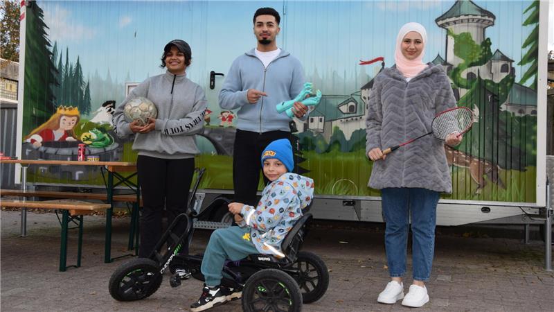 30 Jahre Kinderforum in Buxtehude: Warum es zeitlos gut ankommt Beim Kinderforum Buxtehude empfangen die Teamer (von links) Hala Ahmad, Ahmad Muhammad und Lana Assi Jungen und Mädchen.