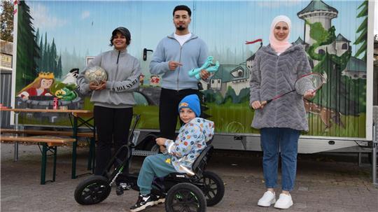 Beim Kinderforum Buxtehude empfangen die Teamer (von links) Hala Ahmad, Ahmad Muhammad und Lana Assi Jungen und Mädchen.
