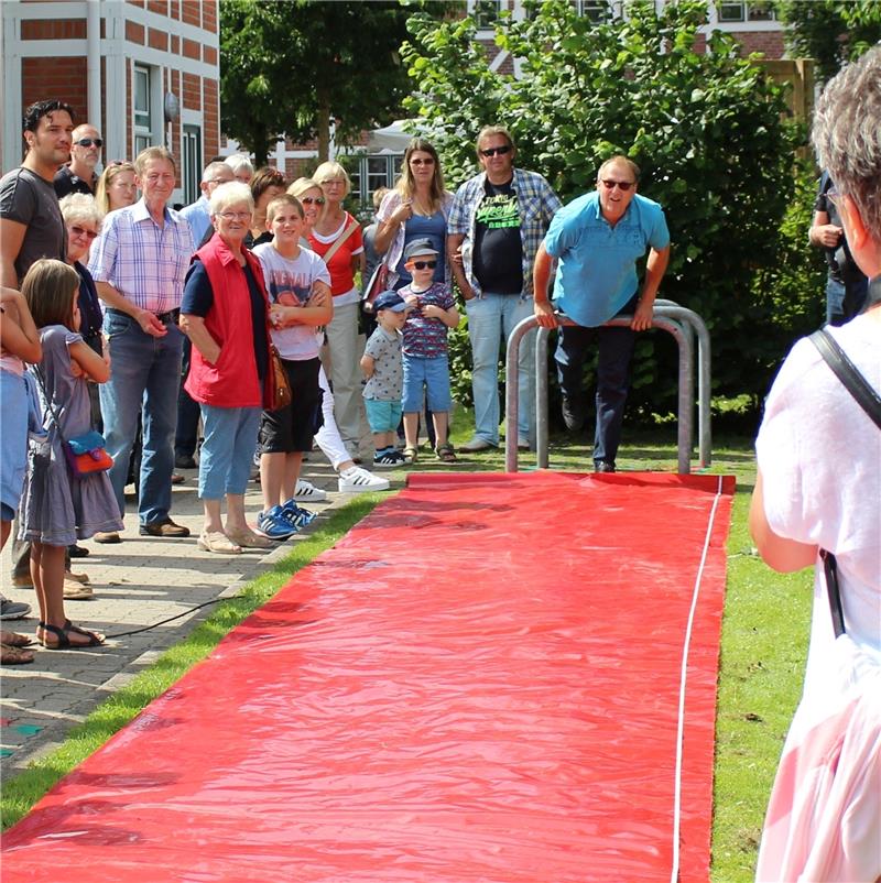 Beim Kirschkernweitspucken .