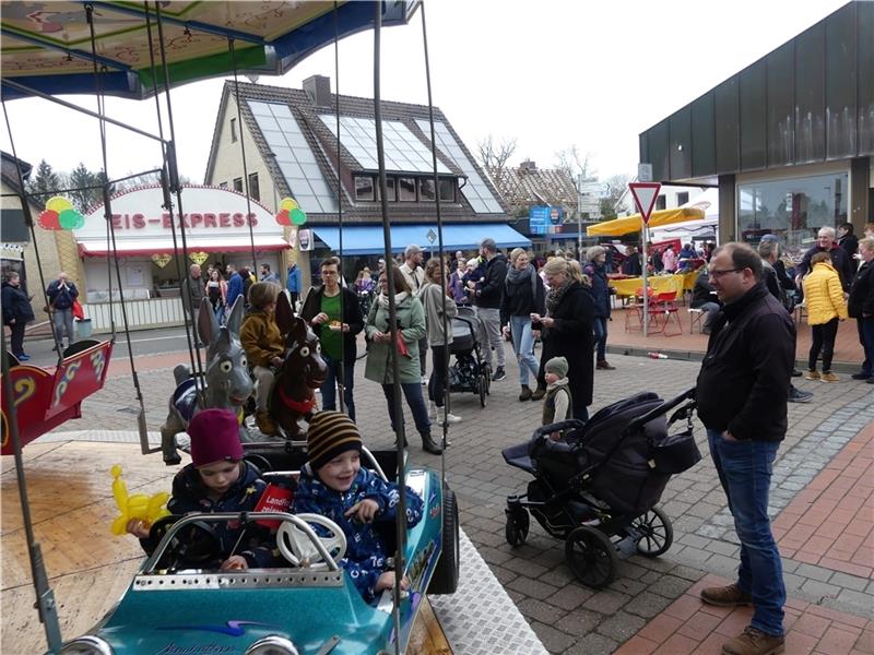 Beim Klosterfest brummte es recht ordentlich. Budenmeile, offene Läden, Rabatte, der Bücher- und ein Museumsmarkt lockten. Fotos: Knappe