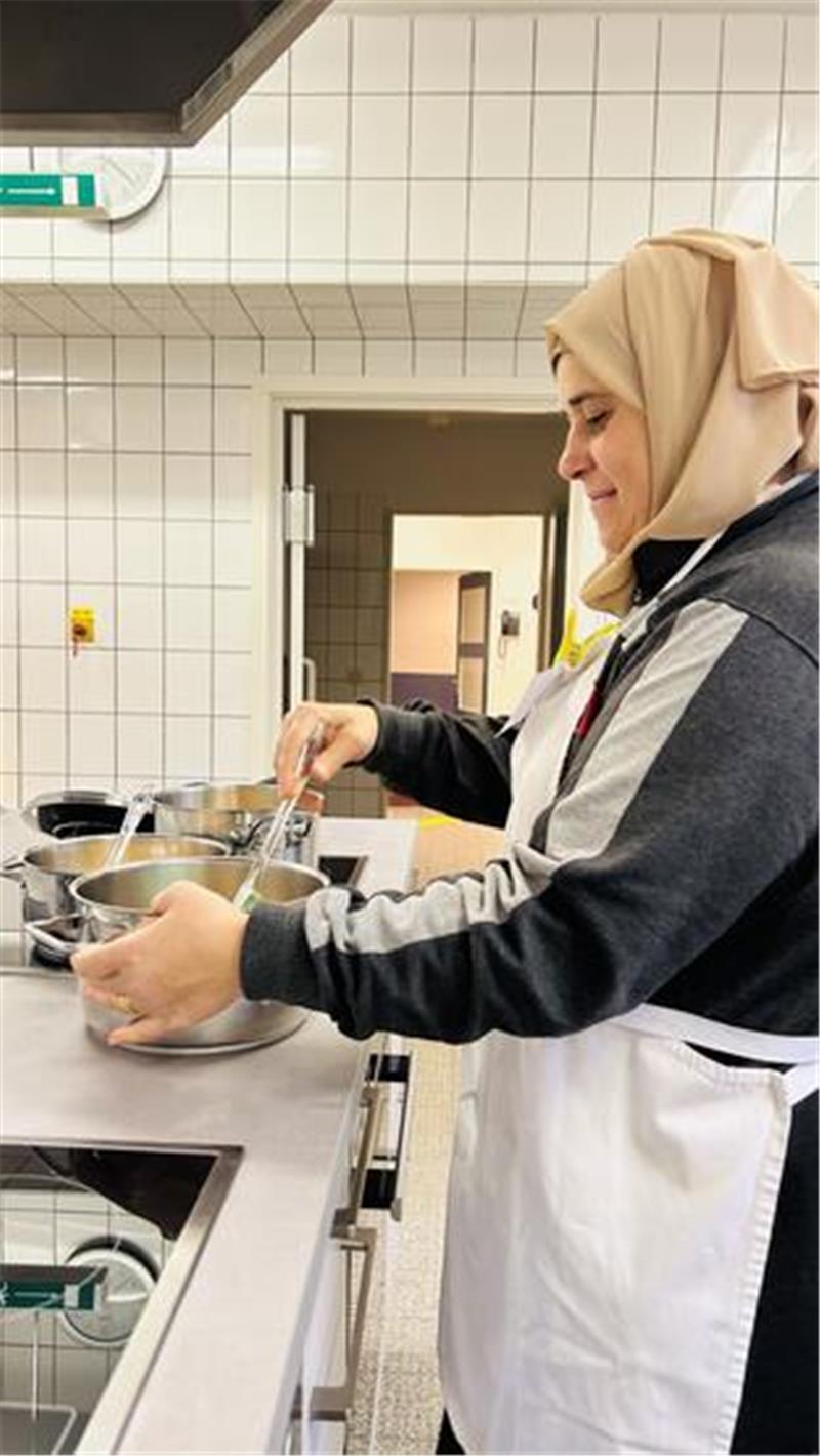 Beim Kochen wird Deutsch gelernt.