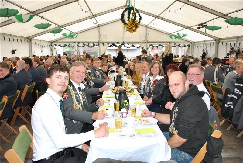 Beim Königsfrühstück: Schützenkönig Patrick Börner (links) und sein Gefolge und seine Gäste im vollen Festzelt. Foto Lohmann