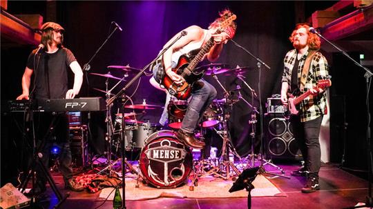 Beim Konzert im Kornspeicher steht Mense mit Band auf der Bühne.