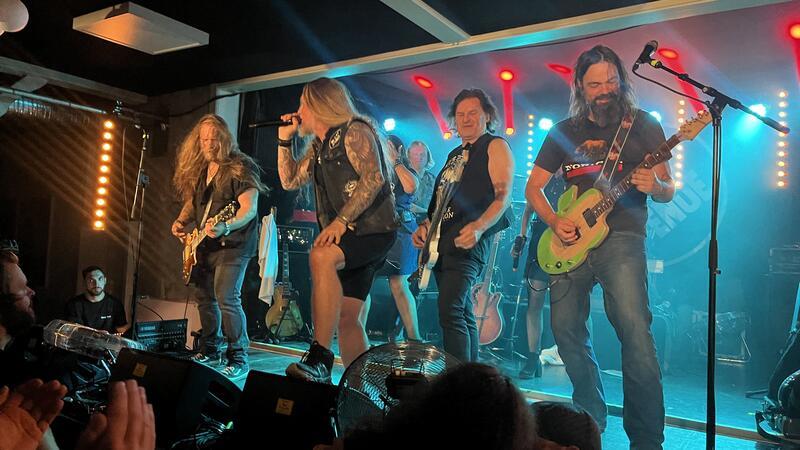 Beim Konzert von 5th Avenue im Landgasthof Wacken spielte Gitarrist Marc Baumgart (rechts) mit Hingabe auf der Apfelgitarre von Claus Viets.