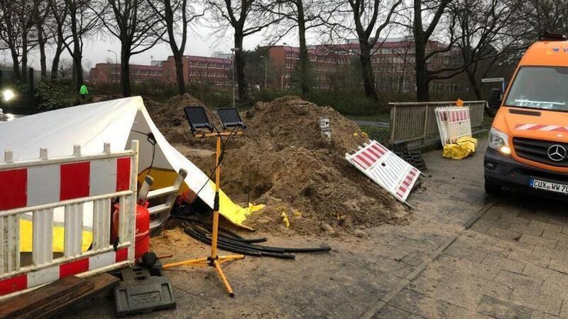 Nach Stromausfall in Cuxhaven: EWE in der Kritik Beim Kreishaus waren die Arbeiter der Vertragsfirma damit von Sonnabend bis Sonntag beschäftigt, den Schaden an der Stromleitung zu beheben.