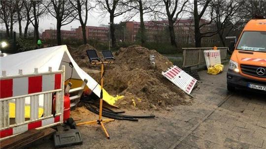 Beim Kreishaus waren die Arbeiter der Vertragsfirma damit von Sonnabend bis Sonntag beschäftigt, den Schaden an der Stromleitung zu beheben.