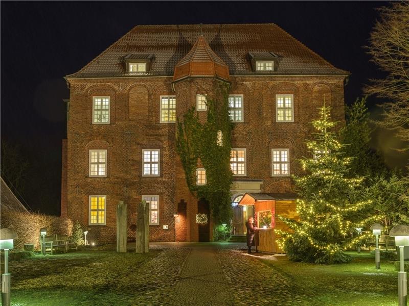Spannende Themenführung „Skandal im Schloss“ in Agathenburg Beim Kunsthandwerker Weihnachtsmarkt auf Schloss Agathenburg stöbern Besucherinnen und Besucher in unnachahmlicher Atmosphäre. Foto: Manfred Wigger