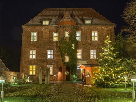 Beim Kunsthandwerker Weihnachtsmarkt auf Schloss Agathenburg stöbern Besucherinnen und Besucher in unnachahmlicher Atmosphäre. Foto: Manfred Wigger
