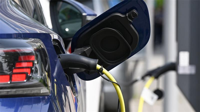 Beim Laden von E-Autos können Apps hilfreich sein. (Symbolbild)