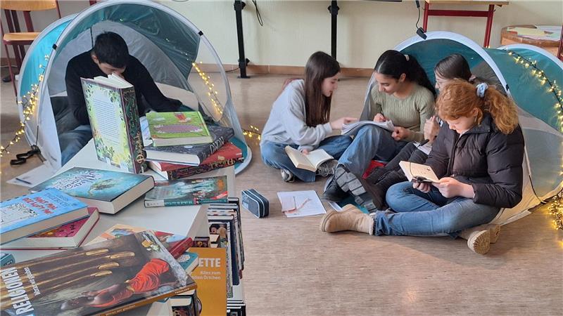 Beim Lesefest an der Elbmarschen-Schule konnten die Schüler mit Büchern in kleinen Zelten entspannen.