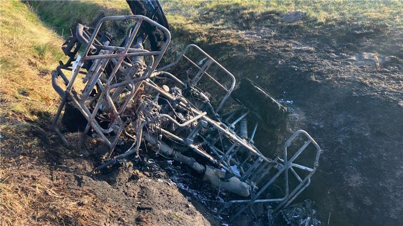 Quadfahrer wird bei Unfall schwer verletzt - War er betrunken? Beim Löschen des brennenden Quads verletzte sich ein Ersthelfer leicht.