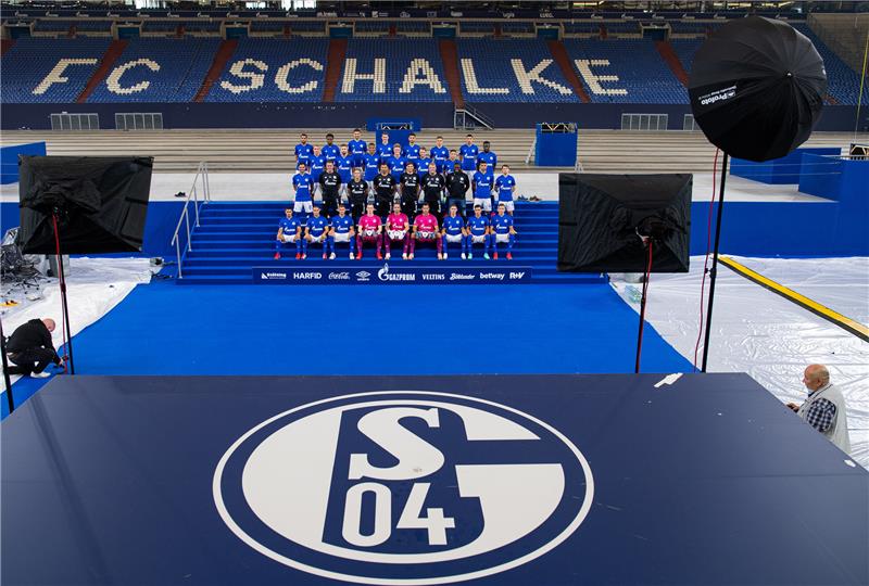 Beim Mannschaftsfototermin zur Saison 2021/22 steht die Mannschaft des FC Schalke 04 auf einer Treppe. Foto: Guido Kirchner/dpa