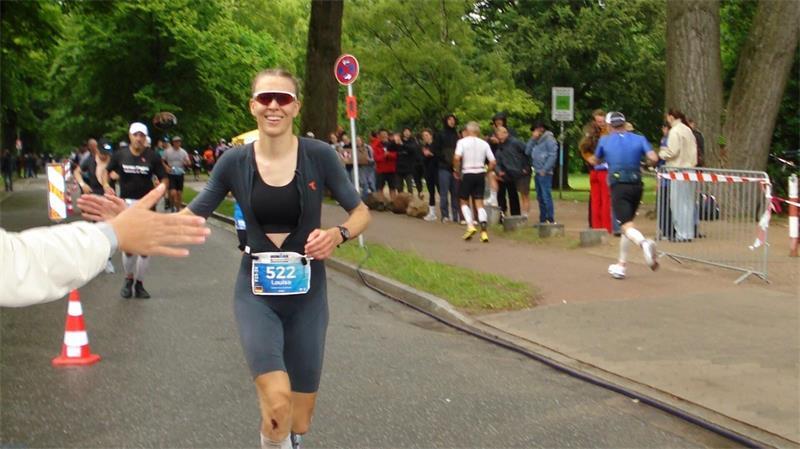 Vom Altstadtlauf bis nach Hawaii: Buxtehuderin startet beim Ironman Beim Marathon wurde die müde Louisa Pranger von den Zuschauern gepusht.