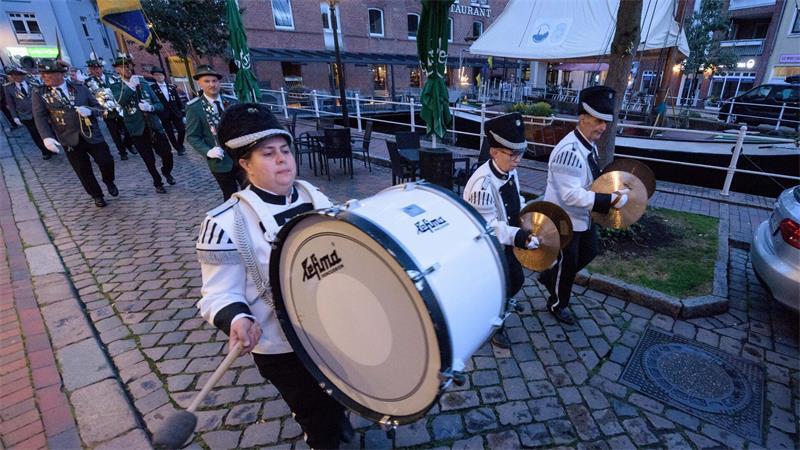 Zapfenstreich in Buxtehude: Das steckt hinter der Schützenfest-Tradition Beim Marsch der Schützengilde Buxtehude ging es durch die Innenstadt.
