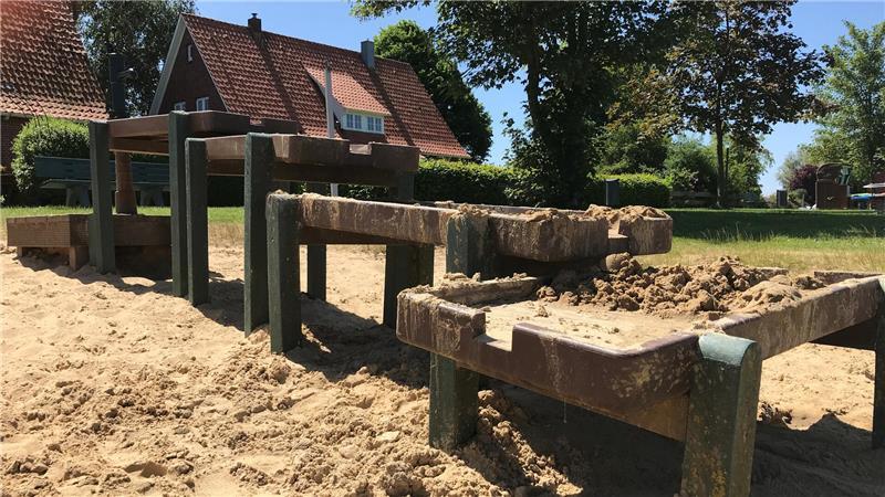 Naturbad Krummendeich geöffnet: Nirgendwo ist der Badespaß so günstig Beim Matscheplatz macht Matschen Spaß.