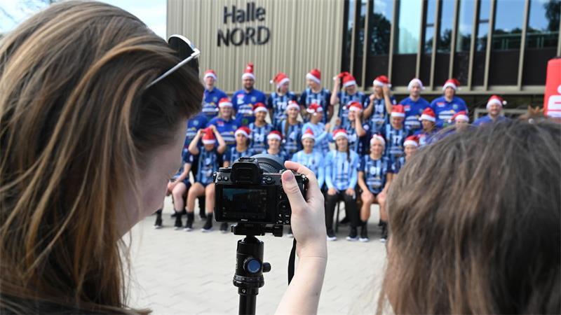 Warum die BSV-Spielerinnen schon im Sommer Weihnachtsmützen tragen Beim Media Day des BSV wird nicht nur das gewöhnliche Mannschaftsfoto geschossen.