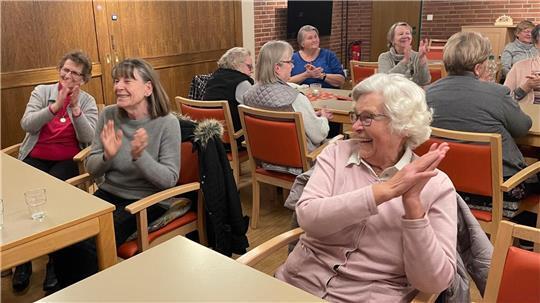 Beim Musikabend der AWO Harsefeld kommt Stimmung auf.