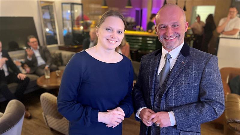 Hamburg und Stade: Was die große und die kleine Hansestadt verbindet Beim Netzwerktreffen in Stade treffen sich alte Bekannte: Hamburgs Wirtschaftssenatorin Melanie Leonhard und Stades SPD-Vorsitzender Kai Koeser sind zusammen auch schon in Chicago U-Bahn gefahren.