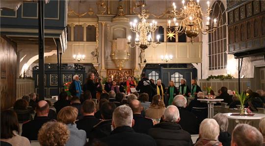 Beim Neujahrsempfang an der Oberen Lühe in der St.-Bartholomäus-Kirche in Mittelnkirchen sang die Old Country Gospel Company.