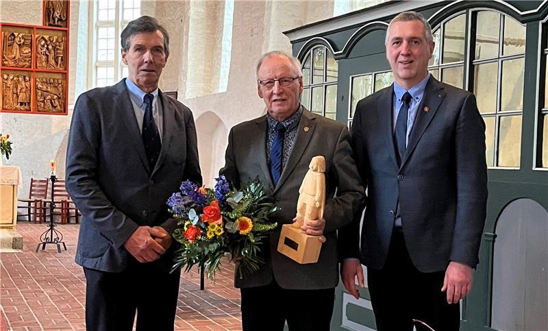 Beim Neujahrsempfang der Kirchengemeinden Oederquart und Hamelwörden wurde Bernd Staats (Mitte) mit dem Bürgerpreis der Gemeinde Oederquart ausgezeichnet. Ehrenbürgermeister und Laudator Hans-Heinrich Janßen (links) und Bürgermeister Stefan Raap gratulierten.