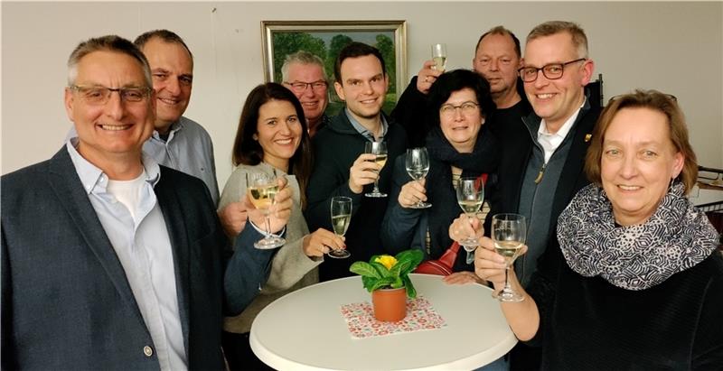 Beim Neujahrsempfang in Dollern stoßen alle mit Bürgermeister Jan-Hinnerk Burfeind (links) und Bianka Lange (rechts) an. Fotos: Lohmann