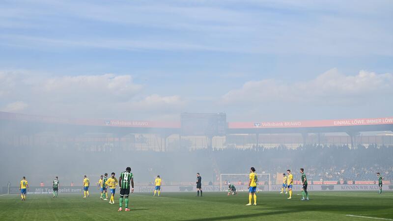 Ministerin kritisiert Fans nach Niedersachsen-Derby Beim Niedersachsen-Derby zwischen Braunschweig und Hannover wurde im Stadion massiv gezündelt.