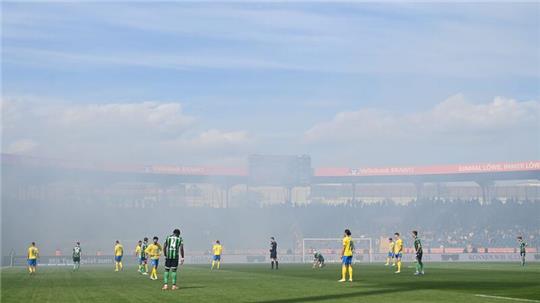 Beim Niedersachsen-Derby zwischen Braunschweig und Hannover wurde im Stadion massiv gezündelt.