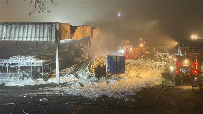 Beim Nutzfahrzeughändler Alga in Sittensen sind in der Nacht von Sonnabend auf Sonntag 25 Busse verbrannt. Foto: Alexander Schröder
