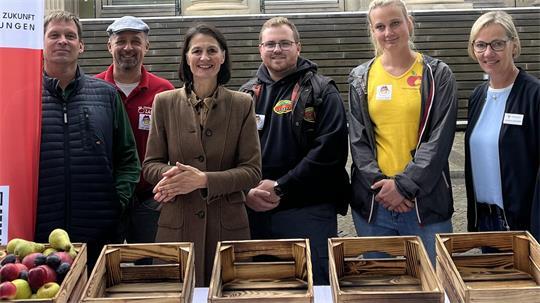 Beim Obstbau-Aktionstag in Hannover (von links): Harm Nöhre, Dirk Zabel, Niedersachsens Landwirtschaftsministerin Miriam Staudte, Christoph Sustrate, Stephanie Hahne und Kristine Anschütz von der Fachgruppe Obstbau im Landvolk Niedersachsen.