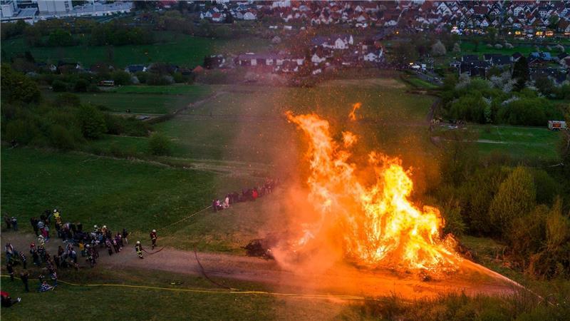 Spektakel in Lügde: Osterräderlauf an der Landesgrenze Beim Osterritual zur Begrüßung des Frühling gibt es auch ein Osterfeuer.
