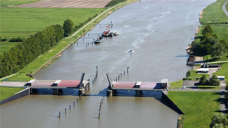 Schiffshavarie zwischen Balje und Neuhaus: Arbeitsboot am Ostesperrwerk gesunken Beim Ostesperrwerk zwischen Balje und Neuhaus sank das Arbeitsboot, das an den Dalben festgemacht war. Archivfoto: Schröder