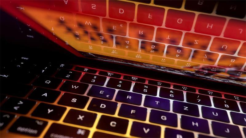 Beim Phishing versuchen Angreifer, mit manipulierten E-Mails, Webseiten oder Kurznachrichten ihre Opfer dazu zu bewegen, selbst ihre Daten preiszugeben, etwa die Login-Informationen zu ihrem E-Mail-Konto.