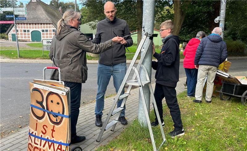 Beim Plakatieren im Gemeindegebiet ist Teamwork gefragt.